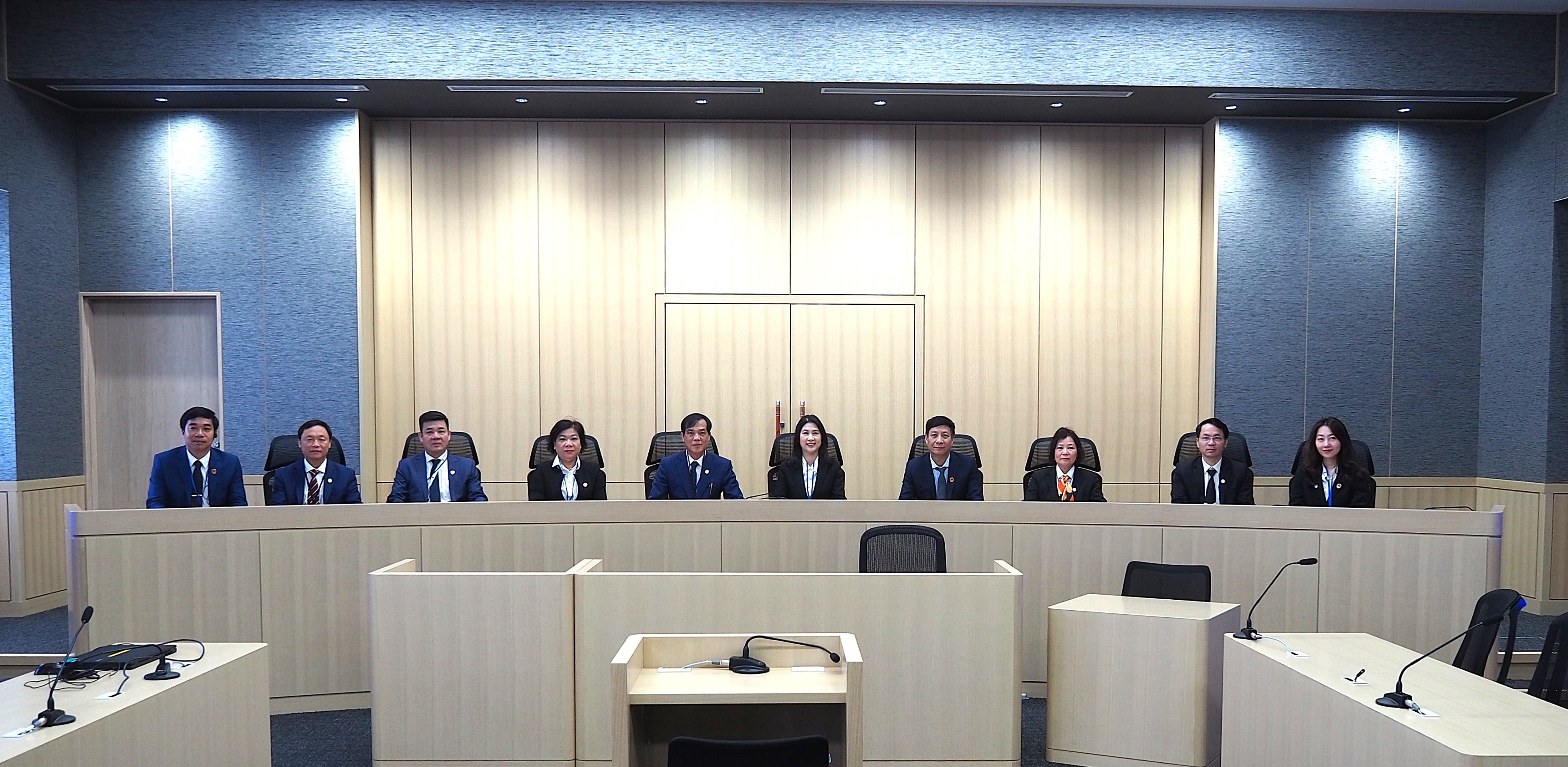 大合議法廷での集合写真