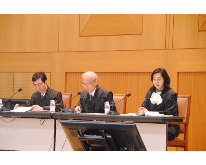 image2: Chief Judge Shitara and two other judges participating in an international symposium