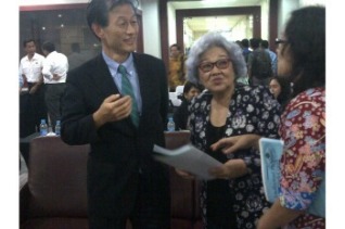 image4: Judge Shimizu talking with participants