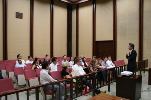 image1:Students receiving explanations from Judge Nakajima