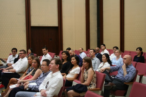 image2:Students receiving explanations from Judge Nakajima