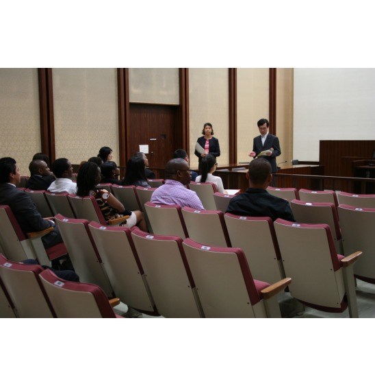 image1:Presiding Judge Shimizu explaining  to students