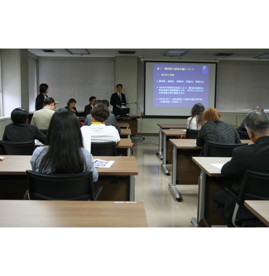 image2:Presiding Judge Shimizu explaining  to students