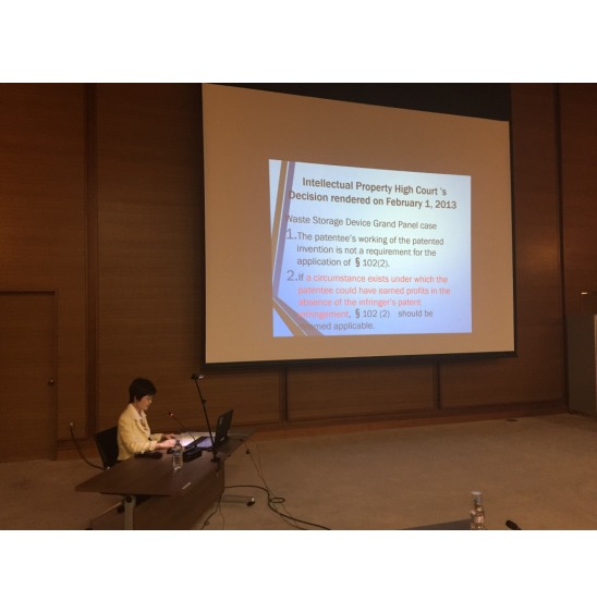 image2:Presiding Judge Makiko Takabe making a presentation