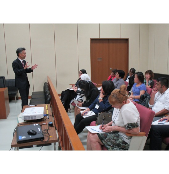 image1:Students receiving an explanation from Judge Nakashima