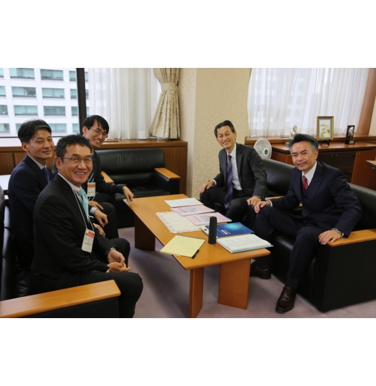 image1:Judges with the guests from Korea