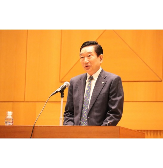 image1:Justice Yamamoto of the Supreme Court delivering opening remarks