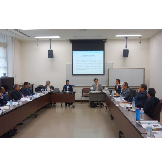 image2:Judge Katase and the trainees exchanging views and opinions