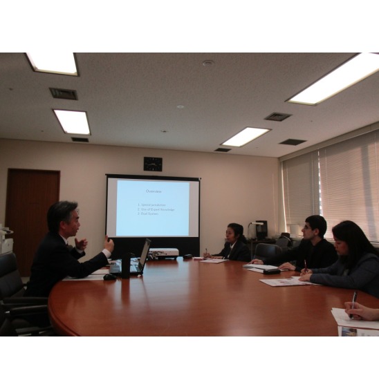 image1:Judge Nakashima explaining to the students