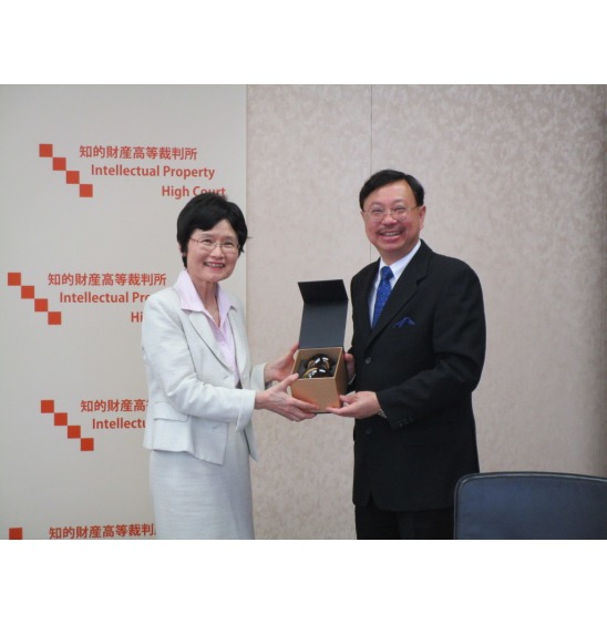 image1:Chief Judge Makiko Takabe and Assistant Chief Executive Ng Kok Wan