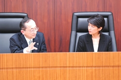 image1: Chief Judge Shinohara having a talk with Ms.Kotani