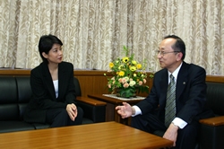 image3: Chief Judge Shinohara having a talk with Ms.Kotani