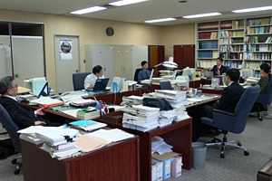 image2: Scene of the training in the office.