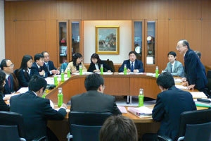 image:Scene of the Discussion