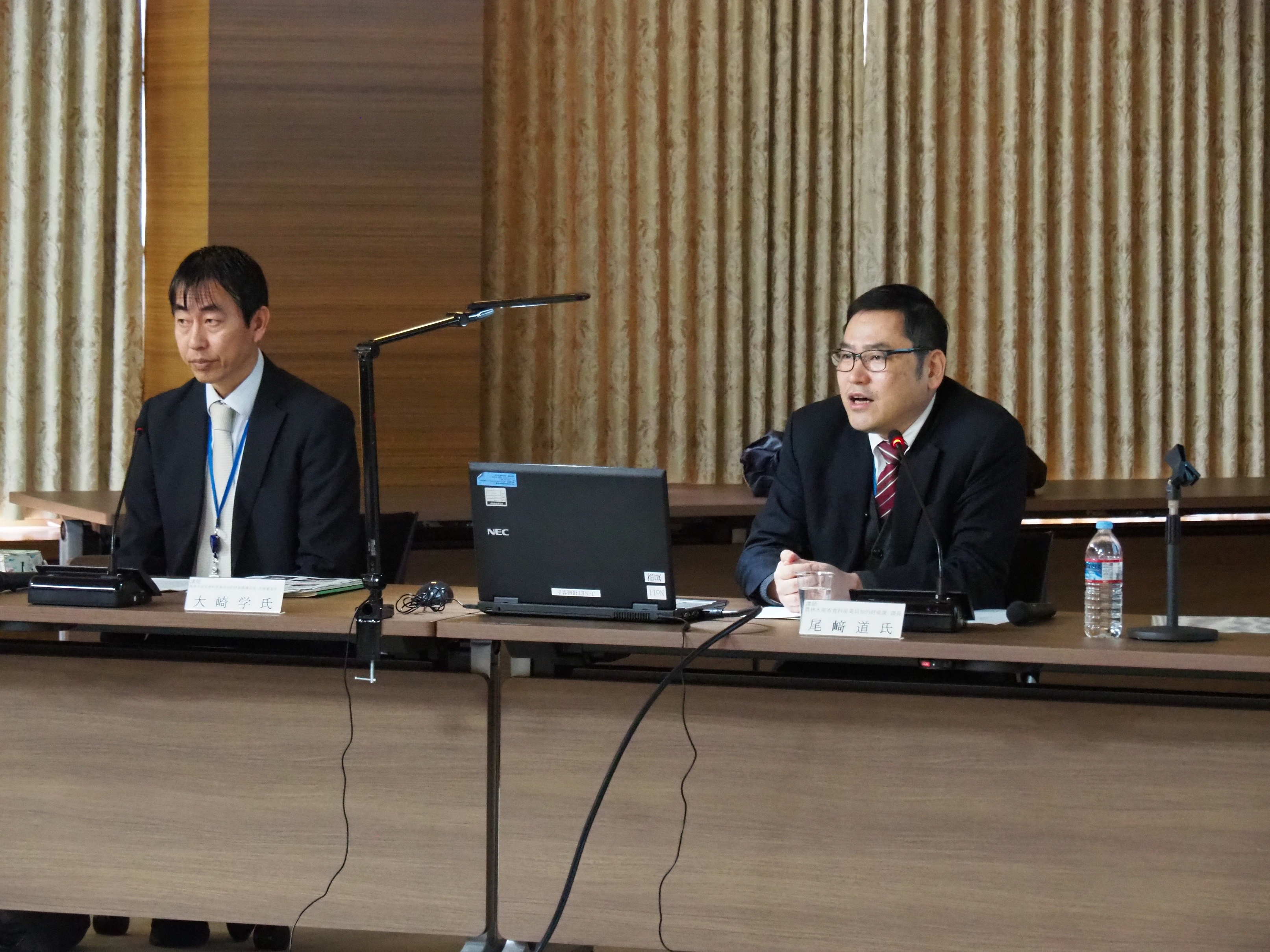 写真：知財高裁研究会の開催（講師：農林水産省食料産業局知的財産課長尾﨑道氏，同課種苗室次席審査官大崎学氏：「種苗をめぐる最近の動向，法改正の内容及び審査の実務について」）の様子