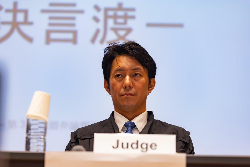 陪席裁判官による質問の様子