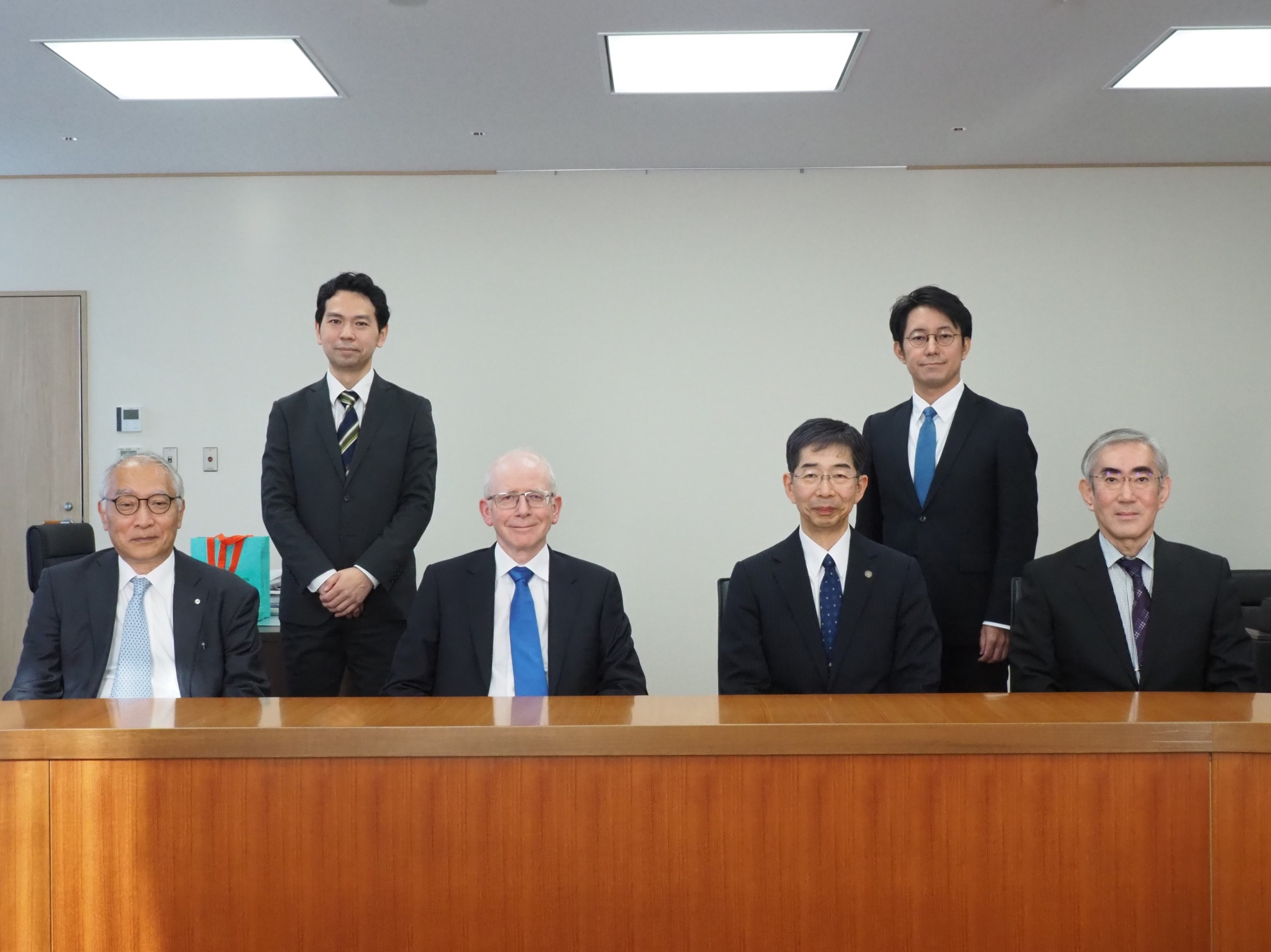 英国最高裁長官との集合写真