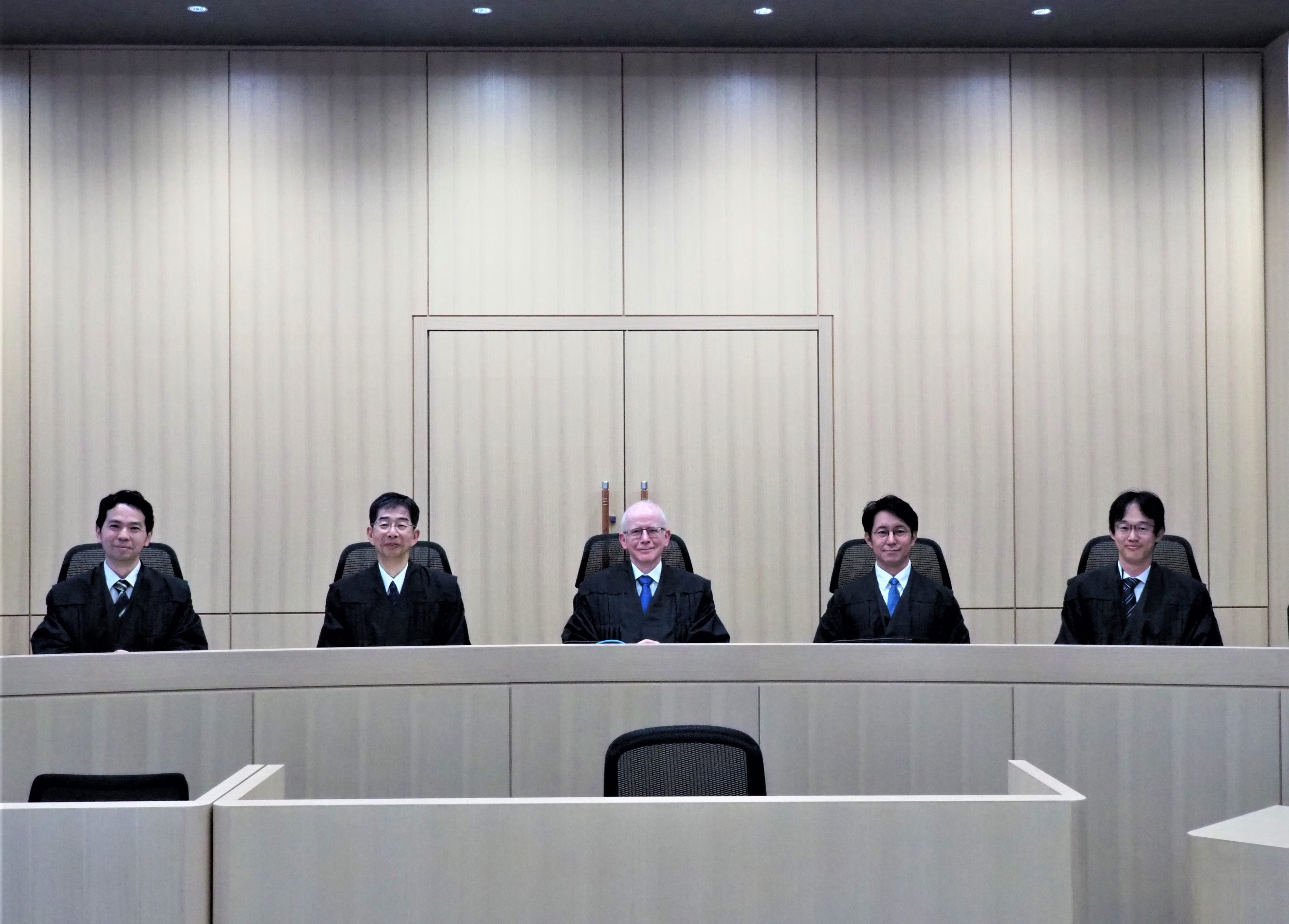 法廷の集合写真