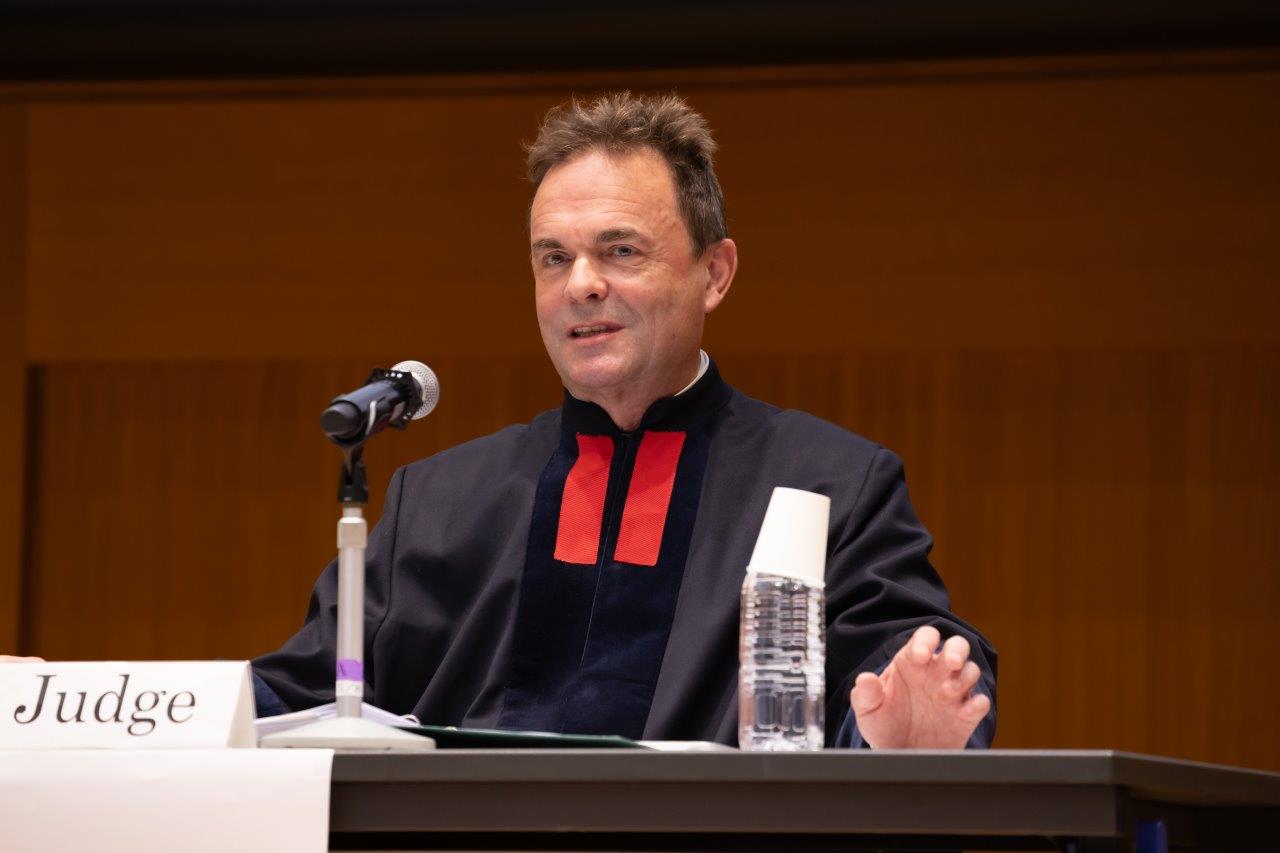 裁判長による訴訟指揮の場面