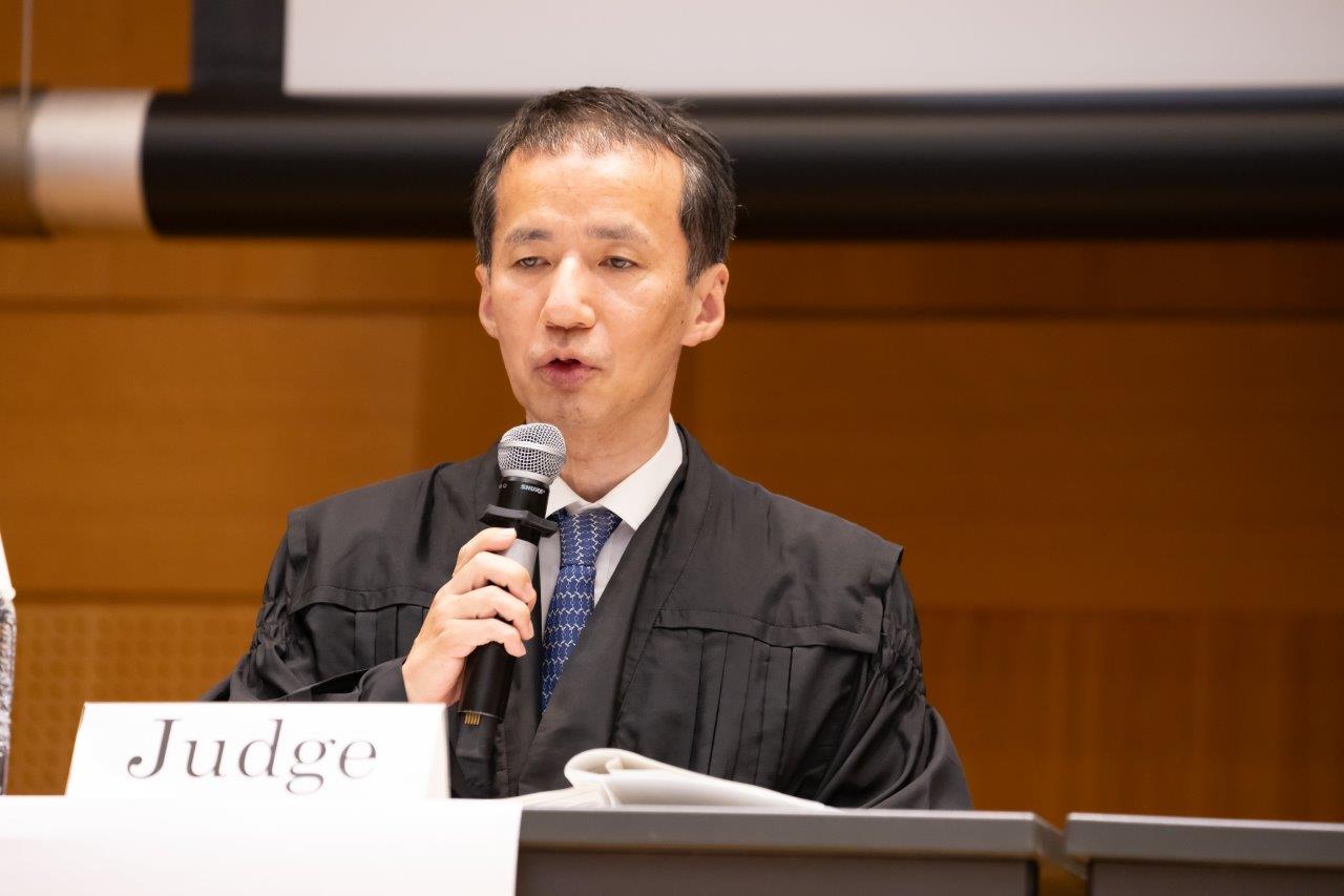 陪席裁判官による質問の様子
