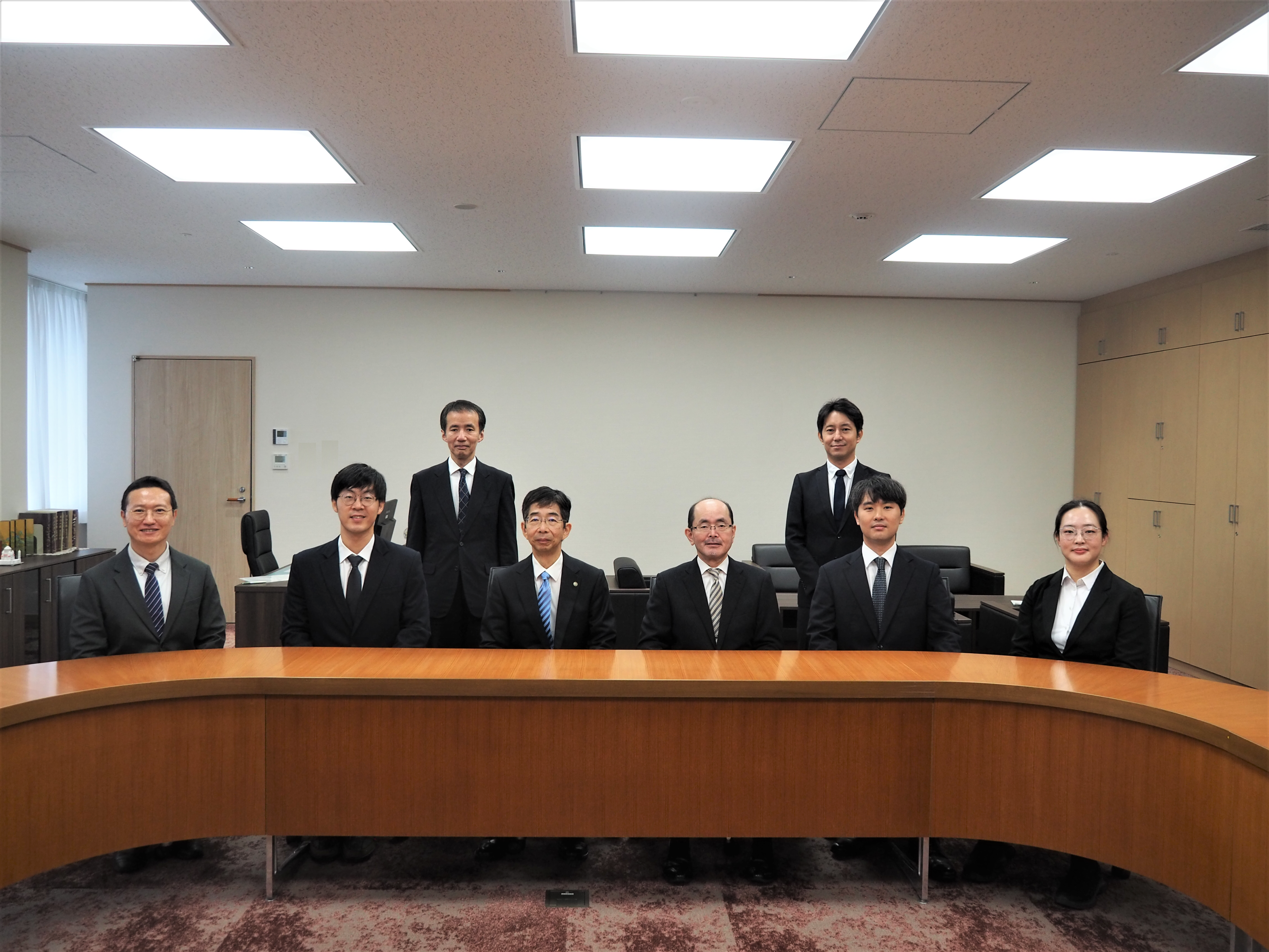 所長室での集合写真