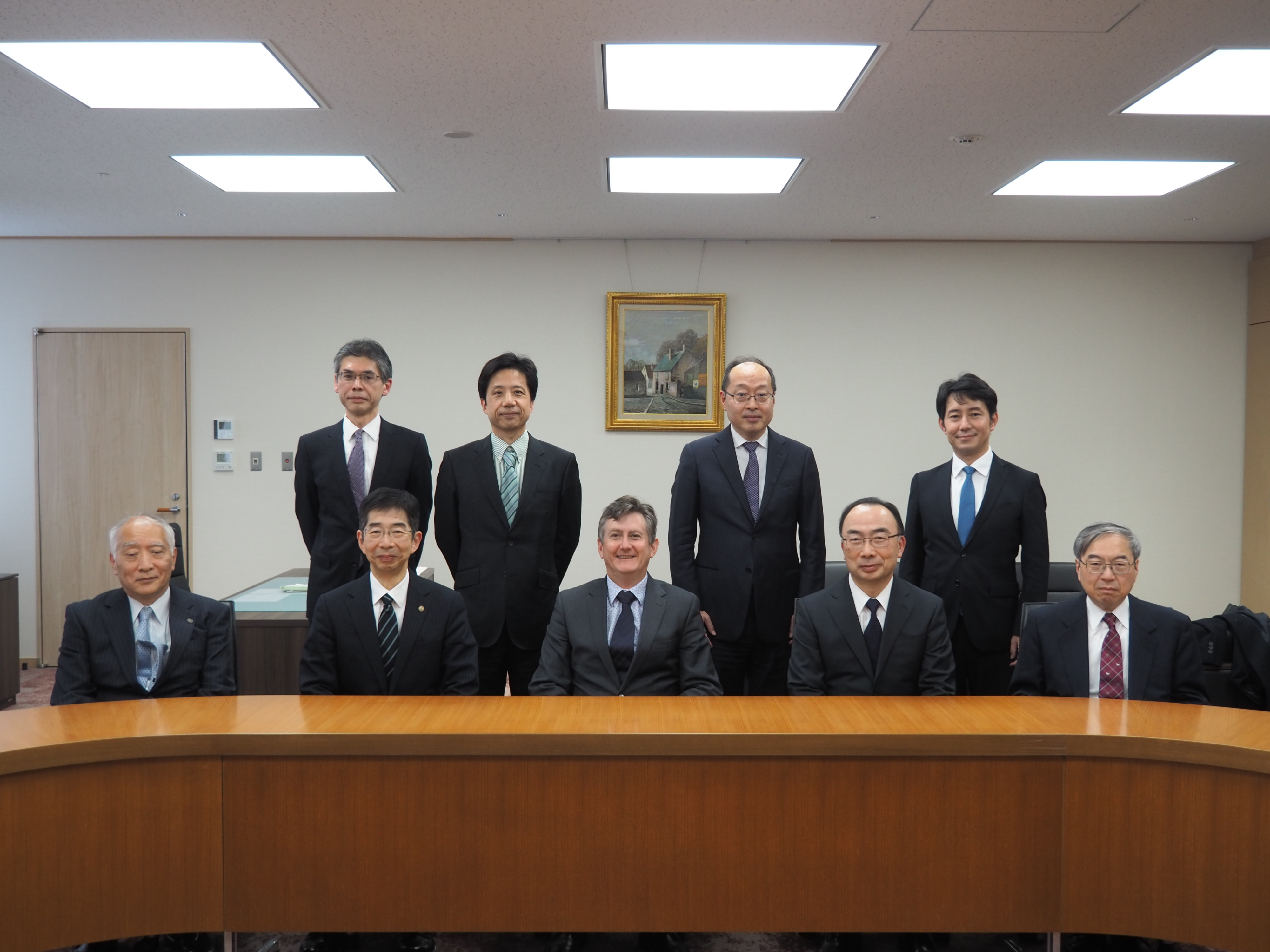 所長室での集合写真