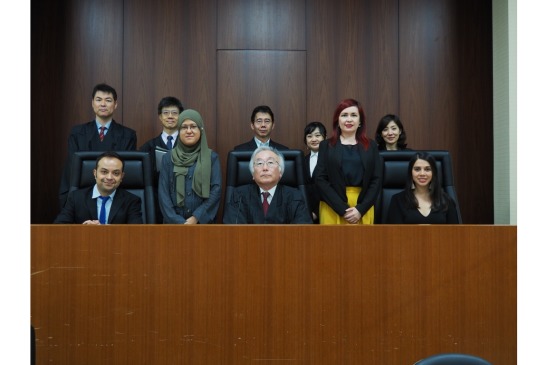 写真：上田判事、山門判事と研修生たち