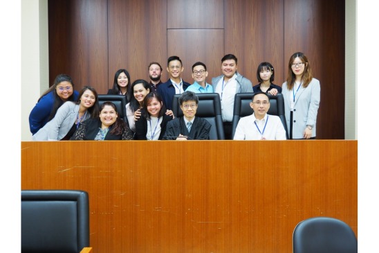 写真：アジア太平洋諸国の学生13人が来庁の様子