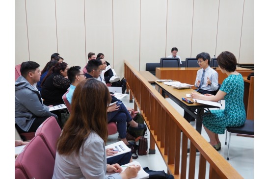 写真：上田判事が学生に概要説明をする様子