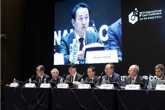 画像：国際知財裁判所会議 登壇