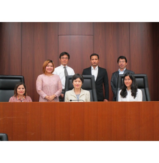 写真：高部判事と片瀬判事と研修生らの集合写真