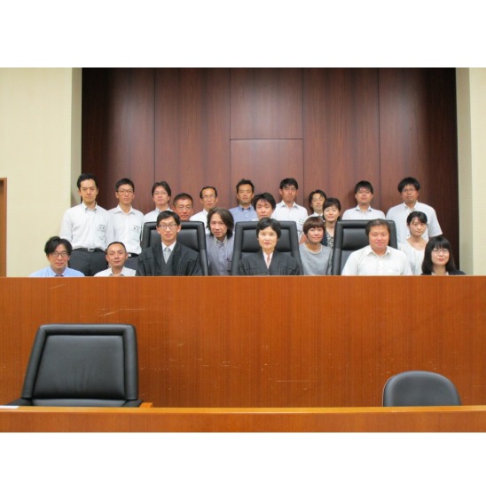 写真：高部判事と古河判事と研究会会員19名