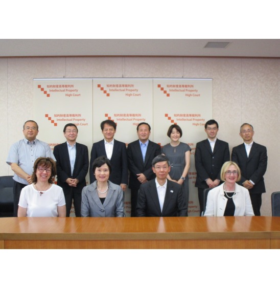 写真：高部所長と会長ら9名の集合写真