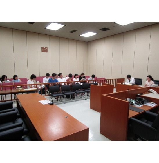 写真：慶應大学大学院生ら来庁の様子