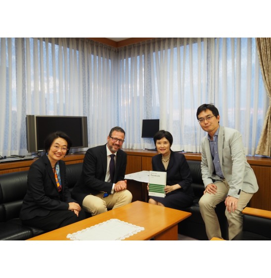 写真：アン教授と君島教授が高部所長を表敬訪問する様子