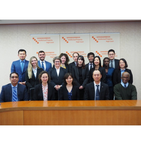 写真：高橋判事と寺田判事と学生ら15名の集合写真