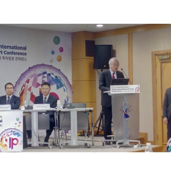 画像：国際知財裁判所会議で熊谷判事がスピーチする様子
