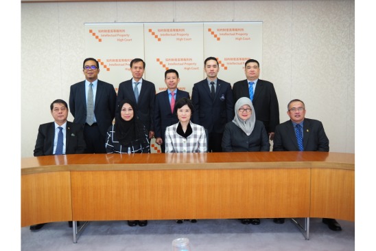 写真：ASEAN諸国の裁判官ら9名と高部所長