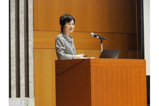 写真：高部所長が説明を行う様子