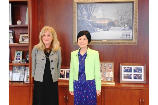 写真：高部所長がSharon Prost長官と会談する様子