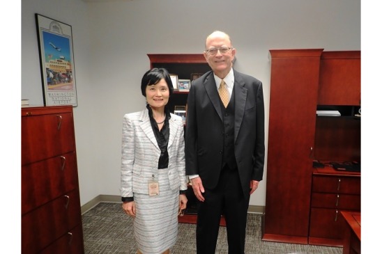 写真：高部所長とBullock所長