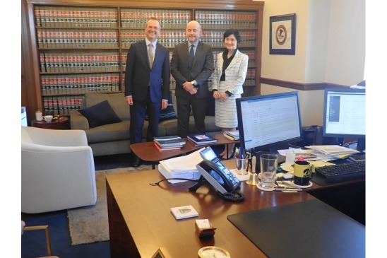  写真：高部所長がニューヨーク州南部地区連邦地方裁判所を訪問した様子