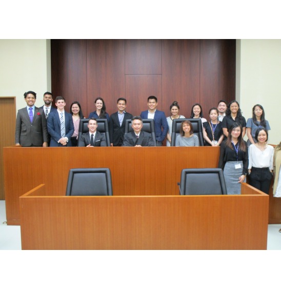写真：明治大学日本法コースの受講生が来庁した様子