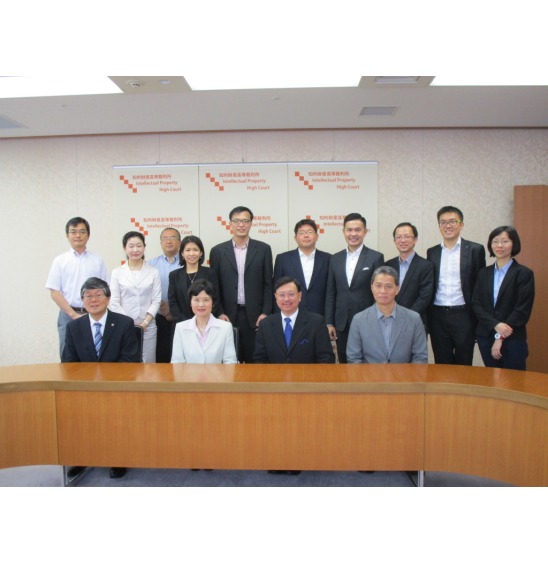 写真：高部所長とシンガポール知財庁副長官ら12名の集合写真