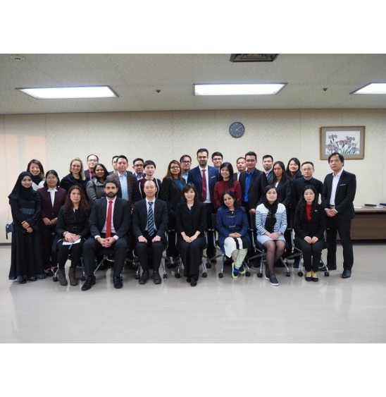 写真：寺田判事と高橋判事と研修生らの集合写真