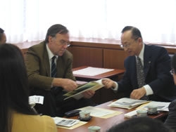 写真:2005.10.04訪問の様子